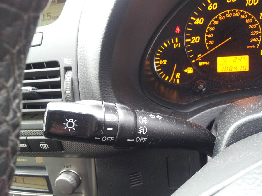 Toyota Avensis T3-X headlight-and-indicator-stalk